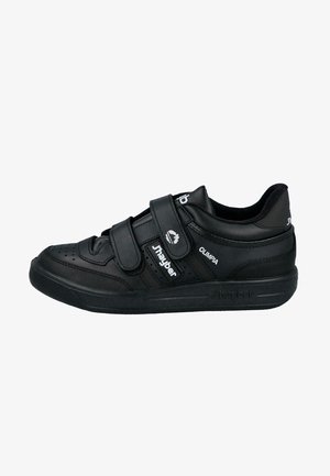 Zapatilla negra con dos correas de velcro, punta redondeada, parte superior perforada, cuero texturizado y suela de goma, que presenta detalles con el logo de la marca.