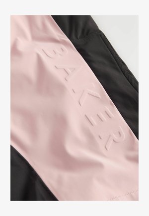 Juodos ir rožinės sportinės aprangos medžiaga su tekstūruotu, iškilios "BAKER" logotipu rožiniame panele ir lygiomis juodomis detalėmis.