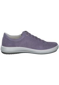 Sneaker in suede viola con suola rotonda in gomma bianca, design con lacci e colletto imbottito. Texture liscia con dettagli di cucitura sottili.