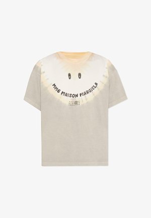 Jasnoszara bawełniana koszulka z wzorem tie-dye, grafiką uśmiechniętej buźki oraz nazwą marki „MM6 MAISON MARGIELA” w pogrubionym czarnym tekście.