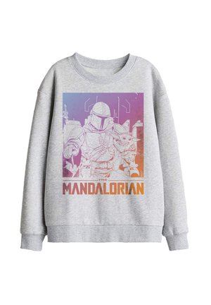 Grauer Pullover mit einer Linienzeichnung eines Mandalorian-Kriegers, der Grogu hält, vor einem Farbverlaufshintergrund und dem Text "The Mandalorian" darunter.