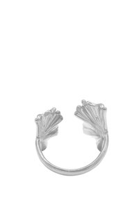 Ring av sterlingsølv med to bladmotiv i hver ende, med polert finish og åpen design for justerbar bruk.