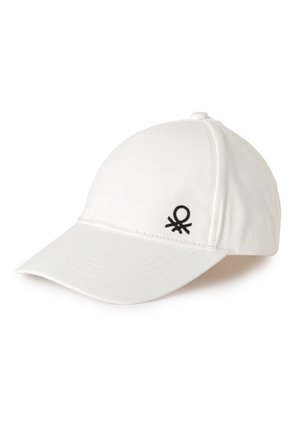 Gorra de béisbol blanca con visera curva, paneles cosidos y un pequeño logo negro en el lado derecho delantero.