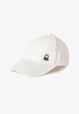 Casquette de baseball blanche avec une visière incurvée, des panneaux cousus, et un petit logo noir sur le côté avant droit.