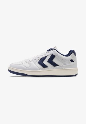 Weiße Ledersneaker mit marineblauen Akzenten, Schnürdesign, perforierter Zehenbereich und kontrastierender Gummisohle mit einem strukturierten Muster.
