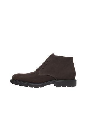 Botas de ante marrón hasta el tobillo con punta redonda, que presentan un diseño con cordones y una suela de goma negra, adecuadas para un estilo casual.