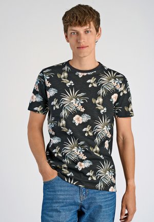 Sort t-shirt med korte ærmer, der har et farverigt blomstermønster med grønne blade og lyserøde blomster, lavet af blødt stof med rund hals.