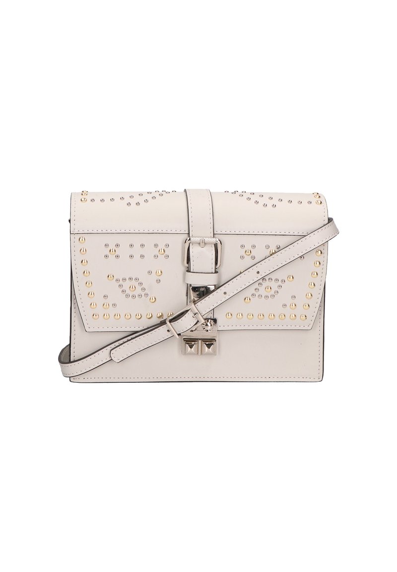 Borsa in pelle di colore grigio chiaro con borchie dorate e argentate, dotata di chiusura a patta, tracolla regolabile e dettagli in metallo a forma di rombo.