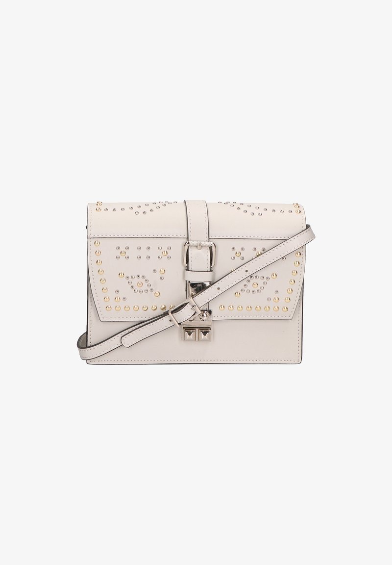 Borsa in pelle di colore grigio chiaro con borchie dorate e argentate, dotata di chiusura a patta, tracolla regolabile e dettagli in metallo a forma di rombo.