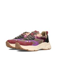 Baskets chunky avec des semelles beiges, un mesh brun et des superpositions colorées en bordeaux, rose, violet et noir avec des lacets à motifs.