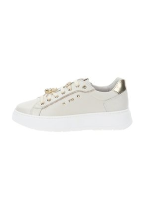 Sneaker in pelle beige con dettagli dorati, suola in gomma bianca piatta, borchie decorative e design con lacci.