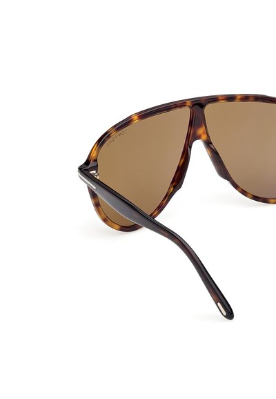 Skildpaddemønstrede solbriller med brune linser og et slankt design. Bøjlen har en blank finish og en markant vinkelret form.