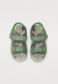 Grön och grå sandal med nätöverkörning, kardborreband, hexagonmönster på innersulan, vadderad krage och gummisula för bra grepp.