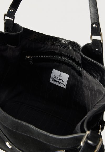 Μαύρη εσωτερική τσάντα Vivienne Westwood με θήκη με φερμουάρ και λευκή ετικέτα με το λογότυπο, μαύρο δέρμα και σουέντ επένδυση, και ρυθμιζόμενο ιμάντα.