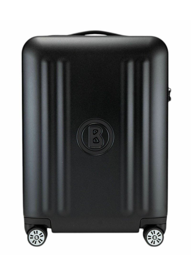 Zwarte harde koffer met verticale ribbels, een rond logo en vier multidirectionele wielen voor gemakkelijke mobiliteit.