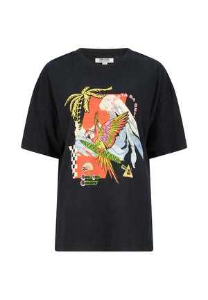 Maglietta nera in cotone con stampa grafica di uccello tropicale vivace e palme, con forme geometriche e accenti di testo in colori vivaci.