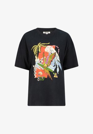 T-shirt en coton noir avec un motif graphique vibrant d'oiseau tropical et de palmiers, accompagné de formes géométriques et d'accents de texte aux couleurs vives.