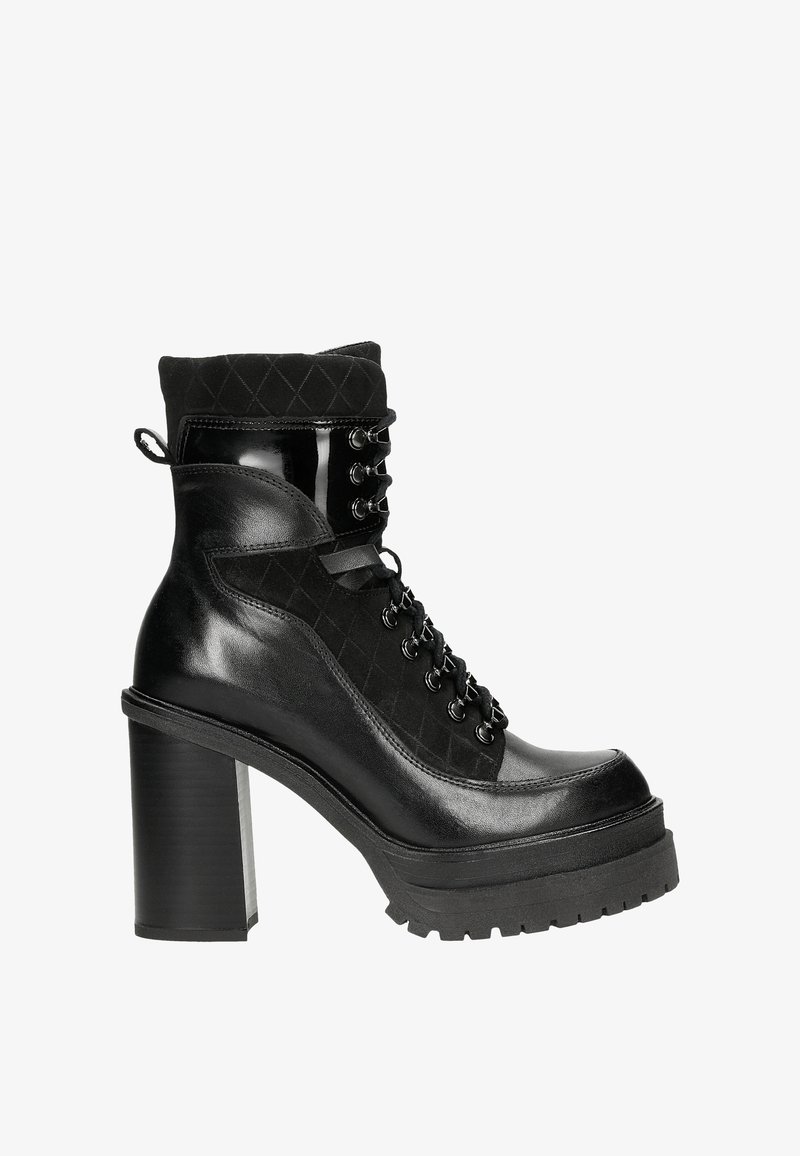 Stivale alla caviglia nero con finitura in pelle lucida, chiusura con lacci frontale, parte superiore in tessuto trapuntato e tacco spesso con suola testurizzata.