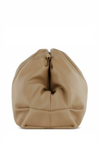 Bolso de mano de cuero beige con un diseño fruncido, que cuenta con una cremallera central y una superficie suave y texturizada. Forma redondeada con una base plana.