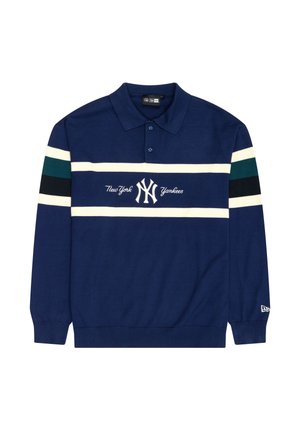 Polo de manga larga navy de algodón, con franjas horizontales blancas y verdes. Logotipo bordado de "New York Yankees" en el pecho.