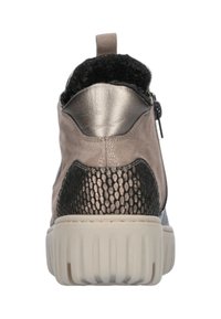 Beige und schwarze Stiefeletten mit strukturiertem Schlangenprint, metallischen Akzenten und einer dicken Sohle, ausgestattet mit einem Reißverschluss und weichem Futter.