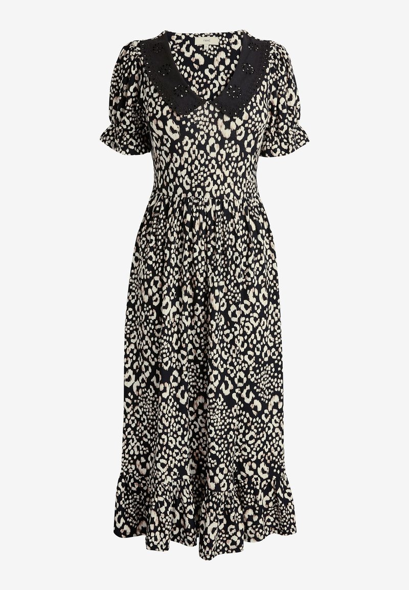 Robe noire mi-longue avec imprimé léopard beige, manches bouffantes, ourlet à volants et grand col noir avec broderie florale.