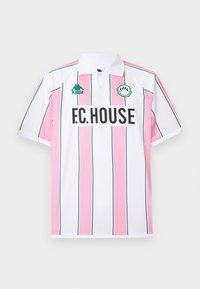 Koszulka polo z krótkim rękawem w kolorze białym, z naprzemiennymi różowymi pionowymi paskami, zielonymi akcentami oraz nadrukiem "F.C.HOUSE" w wyraźnej czerni na przodzie.