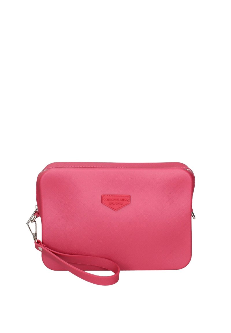Helle pinke Clutch mit einem Handgelenkriemen und einem Reißverschluss, mit einem kleinen, geprägten Markenlogo auf der Vorderseite.