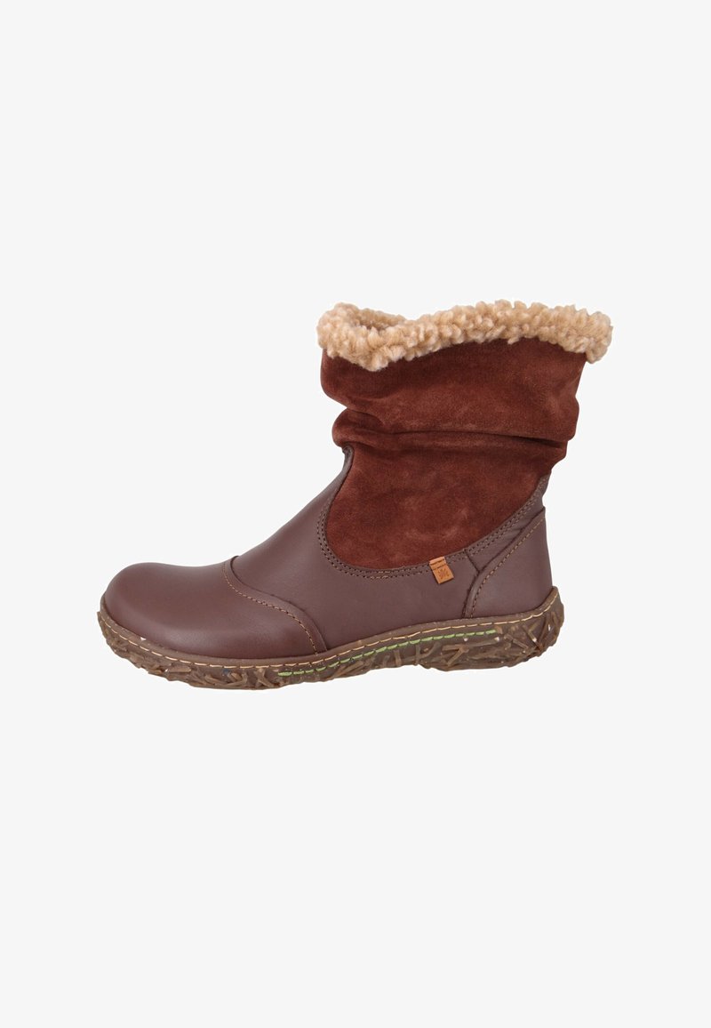 Bruine leren en suede enkellaars met beige fleece voering en gestructureerde rubberen zool, ontworpen voor koud weer.