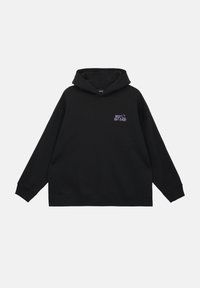 Sudadera negra de algodón, con un bolsillo frontal, mangas largas y un texto impreso "¡MEJOR DÍA DE TODOS!" en púrpura en el lado izquierdo del pecho.
