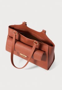 Smeđa kožna torba s dvostrukim trakama, prednji džep s zlatnom pločicom "Love Moschino" i otvoreni glavni pretinac koji pokazuje unutarnji patentni zatvarač.