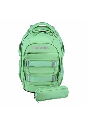 Zaino McNeill verde chiaro con più scomparti e due cinghie regolabili davanti, accompagnato da un astuccio abbinato con cerniera.