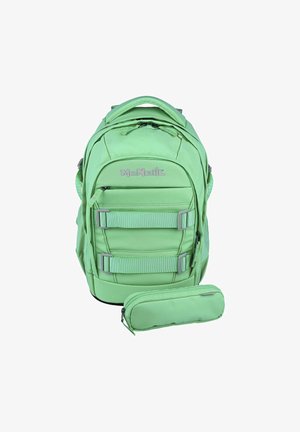 Zaino McNeill verde chiaro con più scomparti e due cinghie regolabili davanti, accompagnato da un astuccio abbinato con cerniera.