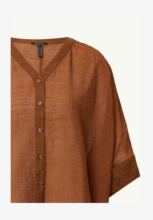 Blusa marrone semitrasparente con scollatura a V, chiusura frontale con bottoni, maniche corte dal taglio svasato e dettaglio in tessuto testurizzato.