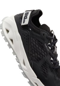 Sneaker nera con parte superiore in rete e sintetico, intersuola bianca, dettagli testurizzati e suola in gomma per una migliore aderenza. Dotata di lacci regolabili.