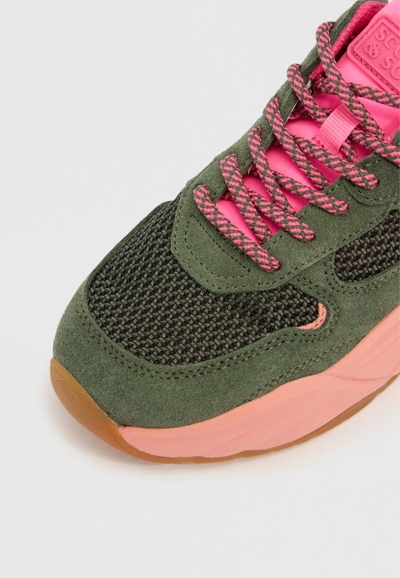Grüne Wildleder- und Mesh-Sneaker mit pinken Akzenten und geflochtenen Schnürsenkeln. Verfügt über ein strukturiertes Obermaterial und eine gummierte Sohle in Beige.