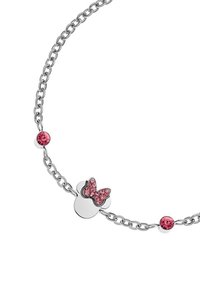 Collana a catena in argento che presenta un ciondolo a forma di farfalla con strass rosa e ulteriori pietre rosa accentate, realizzata in un design minimalista.