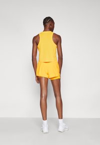 Nike Performance Šortky 2 v 1 - sundial/reflective silver