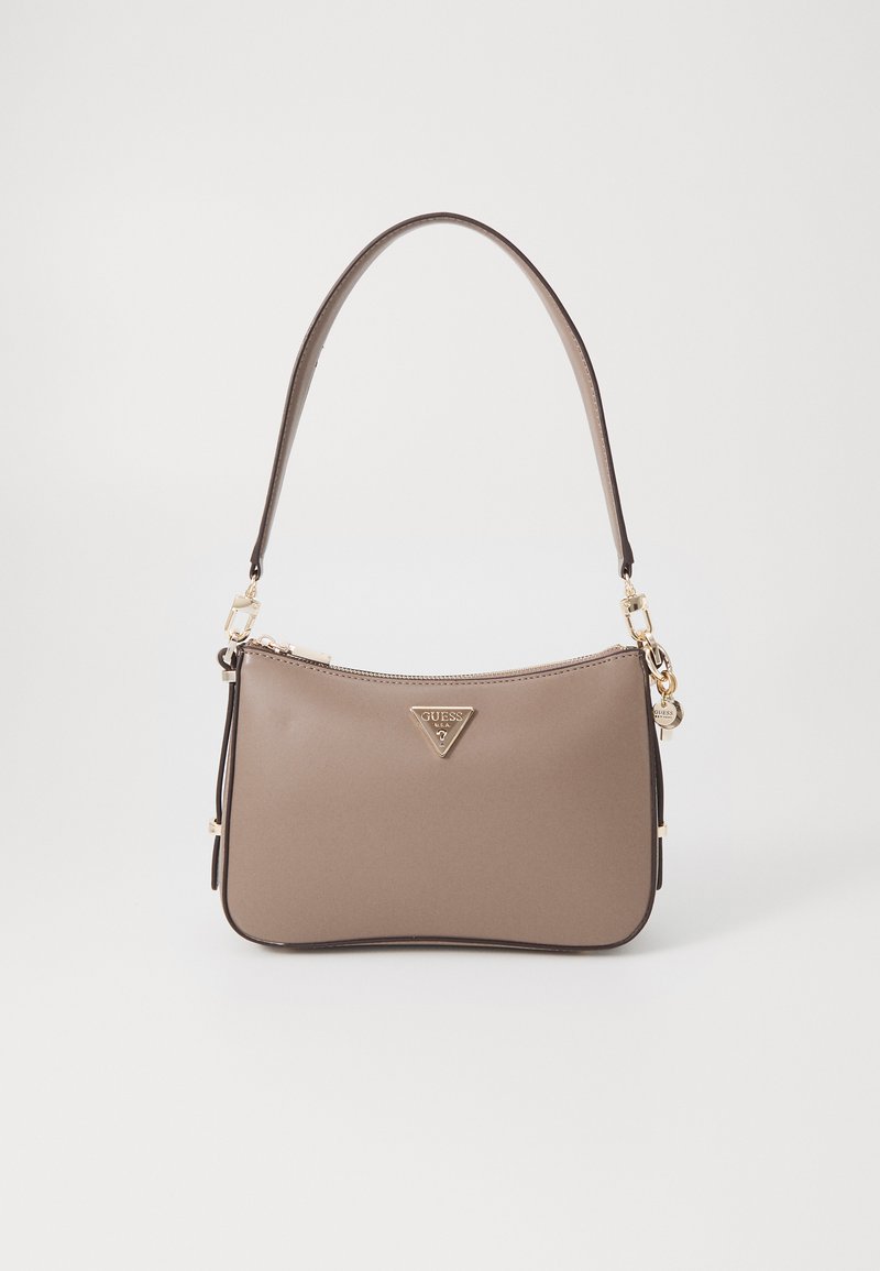 Sac à main synthétique marron de forme incurvée, avec un logo triangulaire doré, des accents en matériel doré et une fine bandoulière.