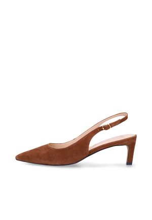 Escarpin à bride arrière en daim marron, bout pointu, talon effilé de hauteur moyenne et bride ajustable avec boucle dorée.