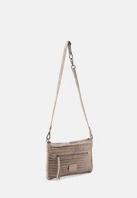 Borsa crossbody beige realizzata in tessuto strutturato; presenta una tasca con zip, una tracolla regolabile e una sottile cucitura orizzontale.