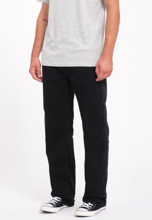 Zwarte denim pants met een recht gesneden ontwerp, gecombineerd met zwarte sneakers. Het materiaal is stevig met een klassieke pasvorm, geschikt voor casual draag.