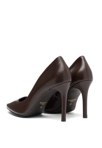 Sötétbarna bőr magassarkú cipők hegyes orral, karcsú sarkakkal, az "ESTIMA" márkanevével, amely belül látható.