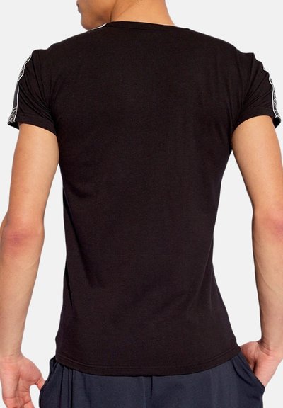 T-shirt noir à manches courtes avec col rond, texture lisse et accents blancs contrastants sur les épaules.