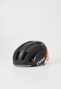 Casco da ciclismo nero con multiple aperture di ventilazione, finitura lucida, accento arancione sul retro e logo bianco sul lato. Forma liscia e aerodinamica.