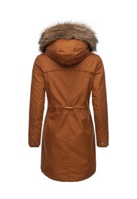 Barna parka műszőrme béléssel a kapucninál, övvel a deréknál, hosszú ujjakkal és gombos díszítéssel. Sima textúrájú, combközépig érő hosszúságú.