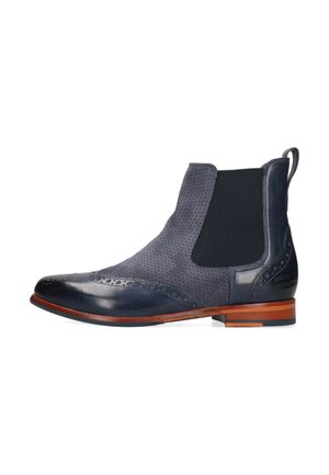 Herren Chelsea-Stiefel aus navyblauem Leder und Wildleder mit Brogue-Details, brauner Sohle, elastischen Seitenteilen und Zuglasche hinten.
