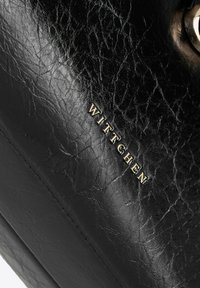 Sac en cuir noir avec une finition texturée, logo doré en relief "WITTCHEN" et un design structuré aux bords lisses.