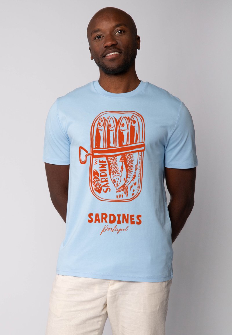 Hellblaues Baumwoll-T-Shirt mit orangefarbigem Grafik eines Sardinen-Dosen mit Fischen darin und dem Text "SARDINEN Portugal" darunter.