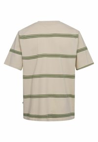 T-shirt de manga corta color beige con rayas verdes horizontales. Hecho de algodón, tiene cuello redondo y un corte holgado.